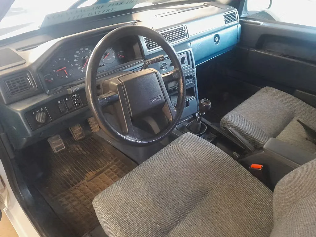 Interiör i Volvo 740 GL med ratt och växelspak
