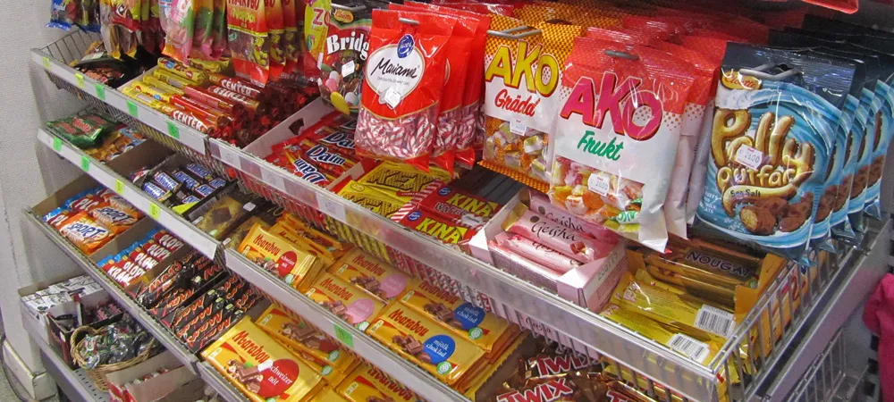 Kioskhylla med godis och varor